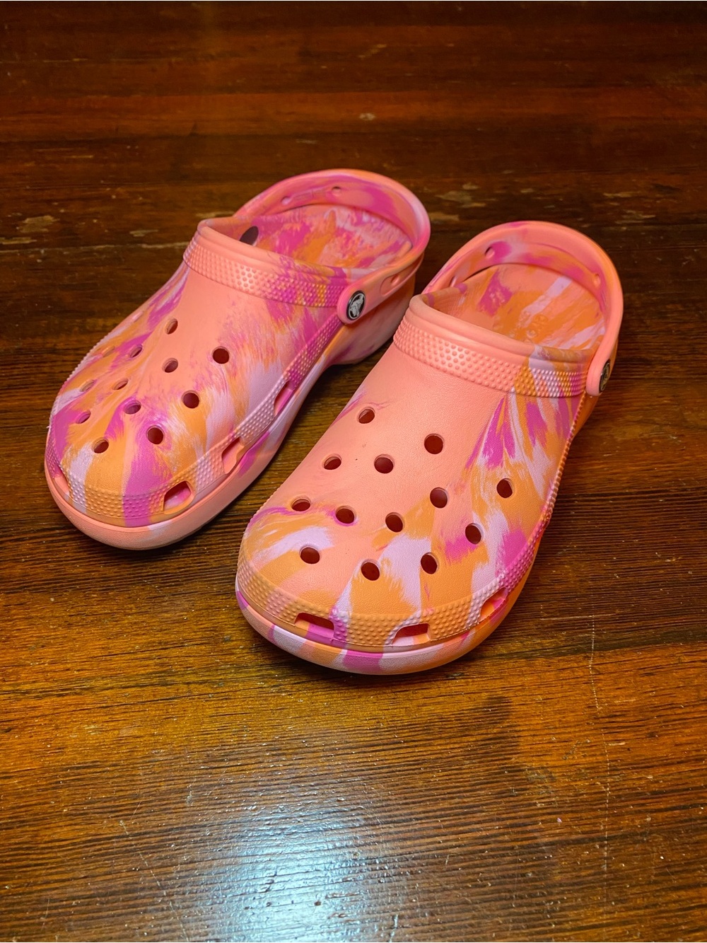 EUC Women’s Size 9 Crocs Classic Platform Marbled Clogs Guava/Multi